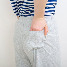 ネコ刺繍柄  ロングパンツ（グレー）